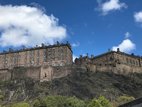 Castillo de Edimburgo desde abajo.
